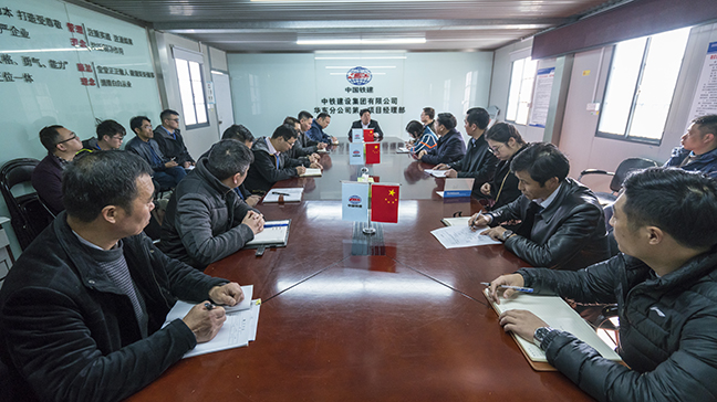 2：图为戴董事长在先锋国际广场三期指挥部召开安全会议.jpg